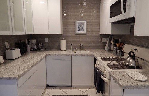 Valley Village Apartment | Valley Village romantic retreat close to Universal Studios & Studio City