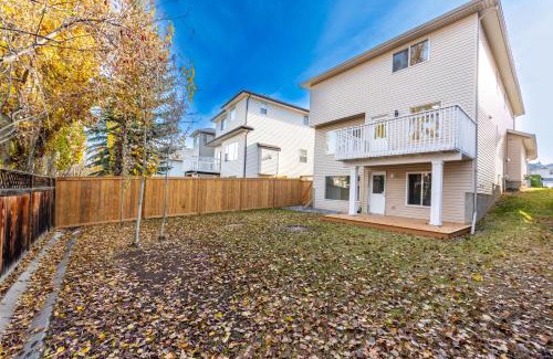 Valley Ridge Apartment | Valleyhut - Private 2 Bedrooms 1 Bathroom Walkout Basement Apartment
