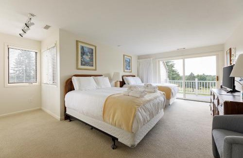 Acme House | Valleyway Getaway Golf AC 2 Beds + Baths
