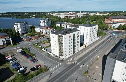 Hameenlinna Apartment | Valoisa huoneisto parvekkeella ja järvinäköalalla
