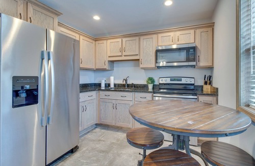 Van Buren Condo | Van Buren Retreat w/Shared Fire Pit & Grills!