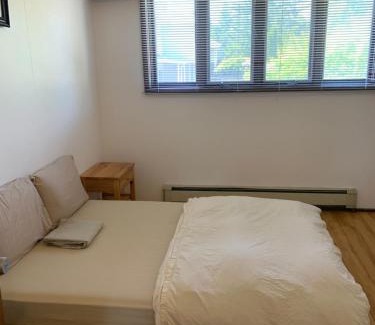 Burnaby Hostel | Vancouver Backpacker House - 10 min walk to Metrotown skytrain station