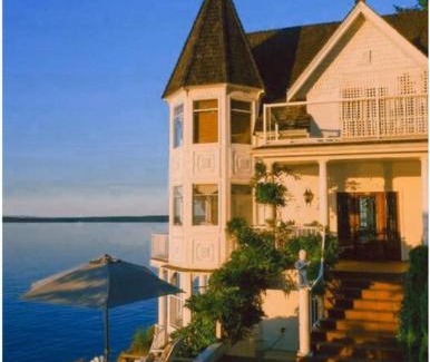 Chemainus Villa | Vancouver Castle Waterfront with hot tub beach downtown