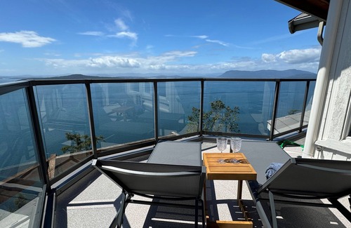 Pender Island House | Vantage Suites- Ocean Front with private Hot tub