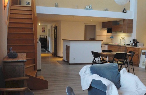 Aubenas Apartment | Vaste Logement, 163 m2 en Bord de Vieille Ville