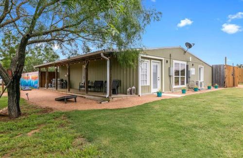 Fredericksburg House | Vaughan w/Hot Tub and Grill