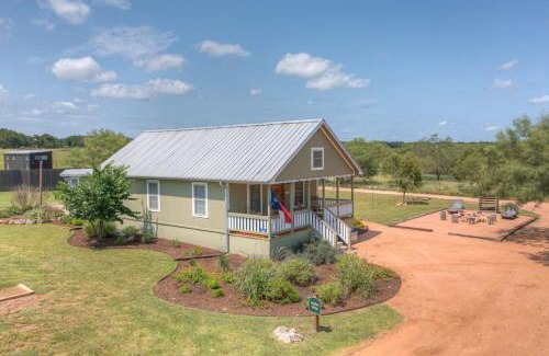 Fredericksburg House | Vaughan w/Hot Tub and Grill