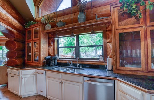 Marble Falls Cabin | Vaughn: Charming Retreat with Lakeside Serenity!