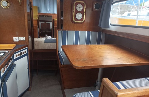 Redon Boat Rental | Vedette hollandaise 9m a quai a l'entrée de Redon