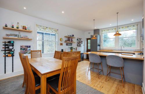 Hammersmith and Fulham Apartment | Veeve - Tantalising in Teal