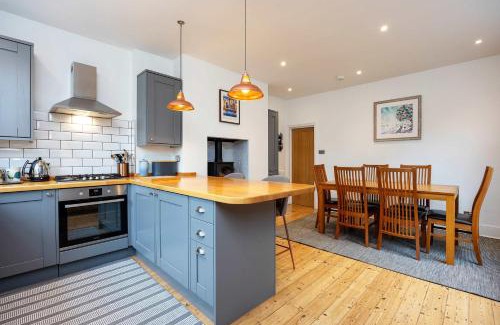 Hammersmith and Fulham Apartment | Veeve - Tantalising in Teal