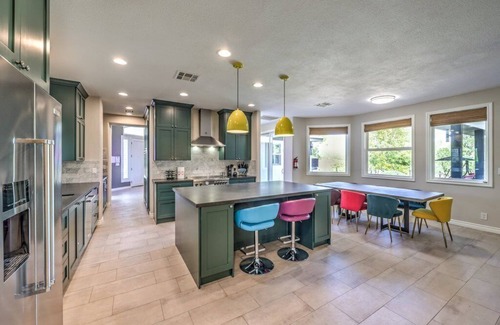 Mission Hills House | Vegas 6BR Pop Art Mansion, Heated Pool Spa, Basketball, Pickleball, Mini Golf