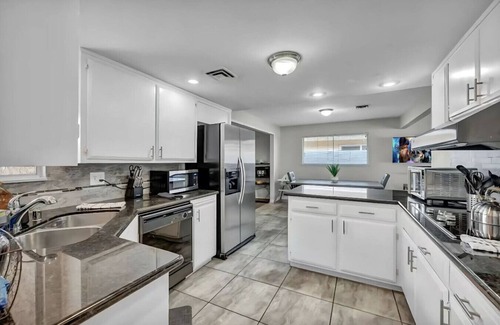 Rancho Oakey Apartment | Vegas Retreat -Single Story Pool&Hot Tub Games&BBQ
