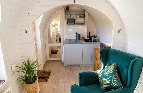 Arnold Cottage | VEIKO - MAYFLOWER MEADOW, romantic, with hot tub in Brandesburton