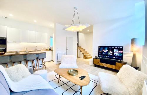 Sens Apartment | Velvet - By BEST KEYS - Maison Duplex Élégante - Plein Centre Ville - Déco Minimaliste & Cosy - Literie Haut de Gamme - 2 chambres séparées - Lit Queen Size & 1 canapé convertible - Smart TV - Machine à Café Nespresso - WiFi Fibre - Check-in Autonome