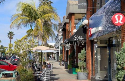 University City Apartment | Venetian Vacation La Jolla one bedroom condo luxury furnished central near beach and UTC mall