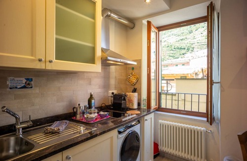 Vernazza House | Ventu De Ma Studio #2 with AC