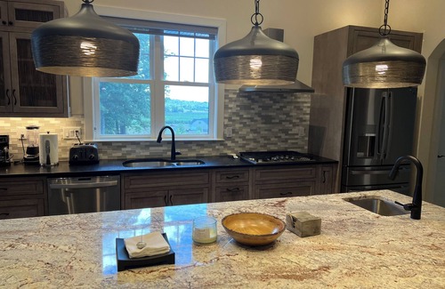 Stephens City House | Ventura Manor grand 3 BR 3.5 BA house with fitness room, WIFI & pretty views.