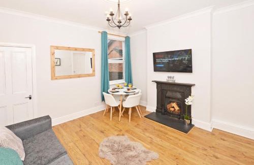 Stoke-on-Trent House | Venture House by YourStays