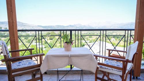 Tzermiado House | Veranda