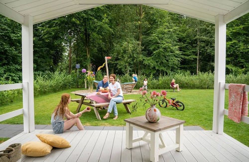 Winterswijk - Meddo Ski Chalet | Veranda lodge on the shore of 't Hilgelo, close to beach and beach pavilion.
