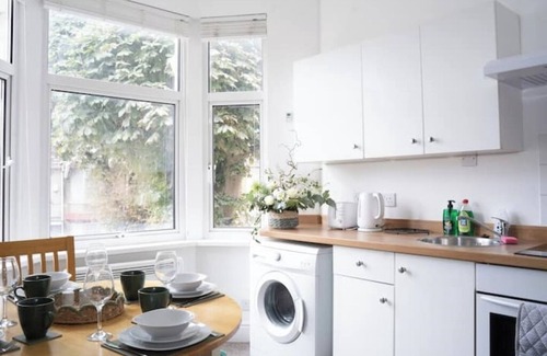 Swindon Apartment | Verdantia Bliss With Parking | Swindon Convenient Stay nn