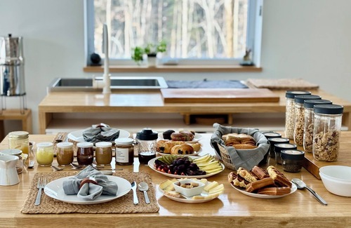 Shefford Apartment | VERGER Room – Cozy & Eco-Friendly Stay around Mt. Shefford, VERGER Room – Zen & Nature-Inspired Spac
