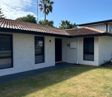 Mandurah House | Versatile summer beach house or cosy winter retreat!