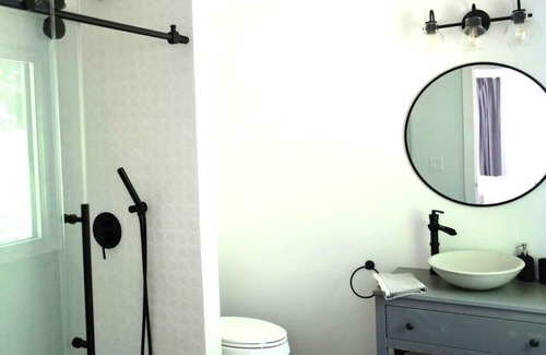 Cataumet House | Very comfortable, high-end, spacious, and recently refurbished 1 bedroom / 2 bathroom house in Cataumet / Bourne / Cape Cod. Sleeps 4 with the trundle bed in the den.