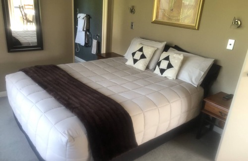 Papamoa Beach House | Very private 1 bedroom modern flat bordering reserve in very quite cul-de-sac