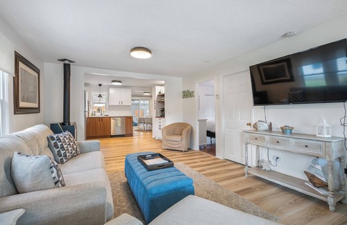 Crystal Beach House | Very Short 300 meter walk to the beach