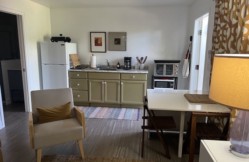 Downtown Apartment | Very tropical, private and peaceful, short walk to everything happening downtown
