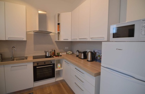 Est House | Via da Velo is a renovated apartment. Allows guest comfort.