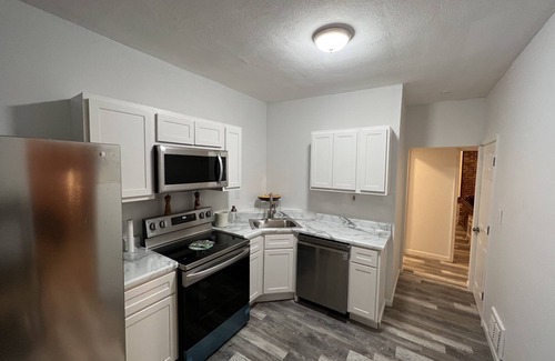 Southwest Garden House | Vibrant 2 bedroom Home by the Hill