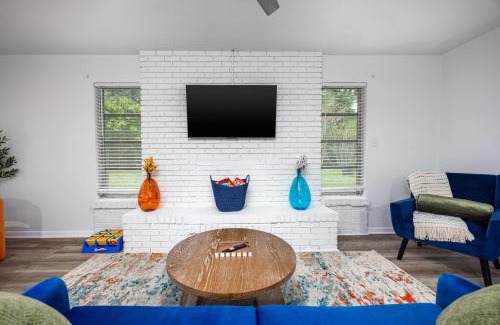 Gainesville House | Vibrant 4bd with Games & Backyard - 5 Mins to UF