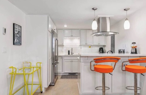 North College Park House | Vibrant 70s Bungalow Vacation Haven on Green Lake!