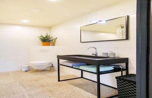 Baflo Apartment | Vibrant Apartment in Baflo by Op de Roemte