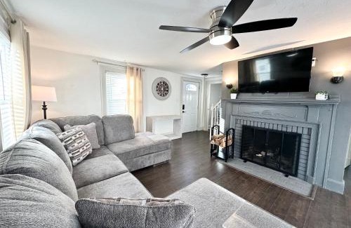 Brockton Apartment | Vibrant City Home 4BD 2BA