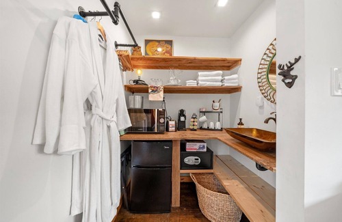 Hancock Hotel | Vibrant & Cozy Getaway with Artistic Touches and Modern Comforts