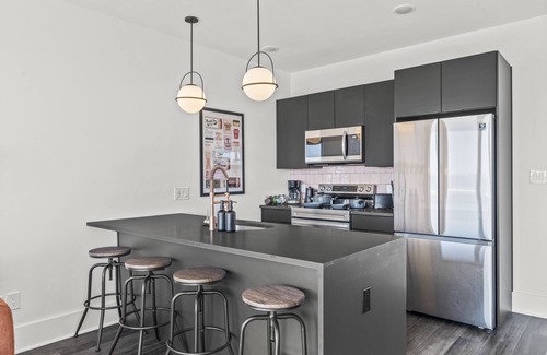 Newbold Apartment | Vibrant King Bed Condo w/Rooftop Lounge, Gym, and Close to the Stadiums
