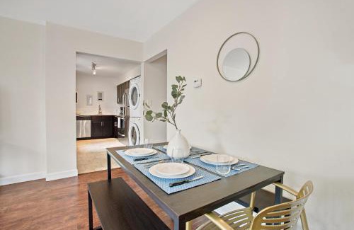 DeBaliviere Place Apartment | Vibrant Pad next to ForestPark/BJC/WashU