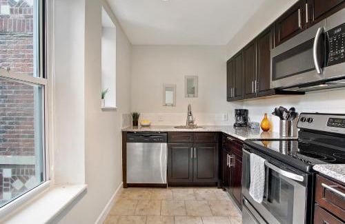 DeBaliviere Place Apartment | Vibrant Pad next to ForestPark/BJC/WashU