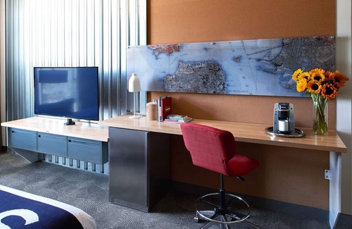 Fisherman's Wharf Hotel | Vibrant Room Close to Wharf, Pier 39 & Tours | Perfect for Romantic Couple Stay