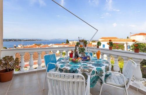 Agii Anargiri Condo | Vibrant Spetses - Mata Colorful Nest