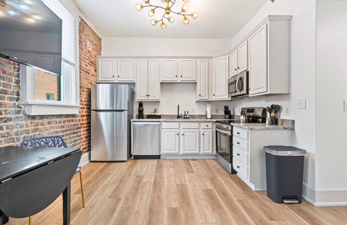 Hot Springs Apartment | Vibrant Studio Steps from Bathhouse Row