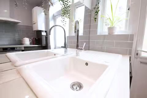 Walthamstow Apartment | Victorian 2BR Ground floor Flat, King Beds, Fast WiFi, Near Shops & Transport, E17