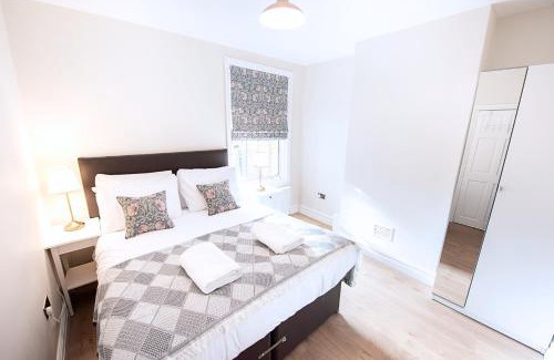 Walthamstow Apartment | Victorian 2BR Ground floor Flat, King Beds, Fast WiFi, Near Shops & Transport, E17