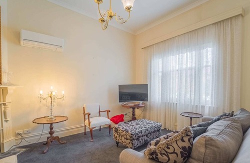 North Bendigo House | Victorian Cottage Memoir Walk to Hospital
