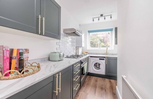 Windsor House | Victorian Cottage, Close 2 All The Sights, Parking