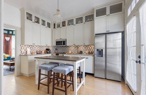 Crockett House | Victorian Home - 2bed 2.5baths, huge backyard, 30 mins to Napa & SF, Free Pets!